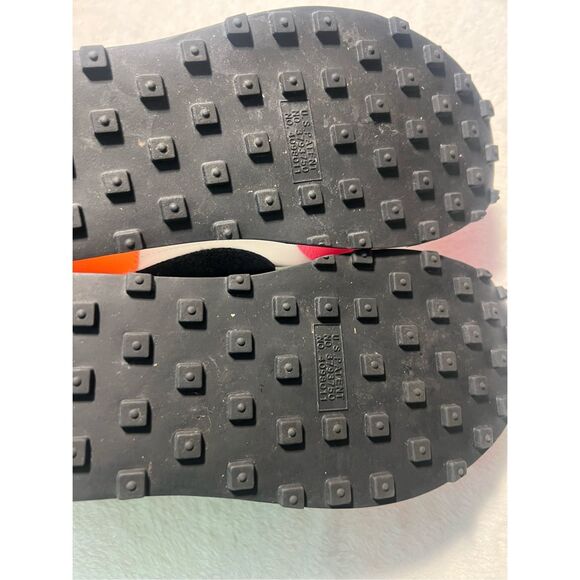 Nike Multicolored Tennis Shoes Woman’s Size 10 No Laces -Marks-Stains - Picture 13 of 13